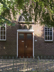 907329 Gezicht op de onderpui met de ingang van het kerkje van de Gereformeerde Kerk Vrijgemaakt (Alendorperweg 57) in ...